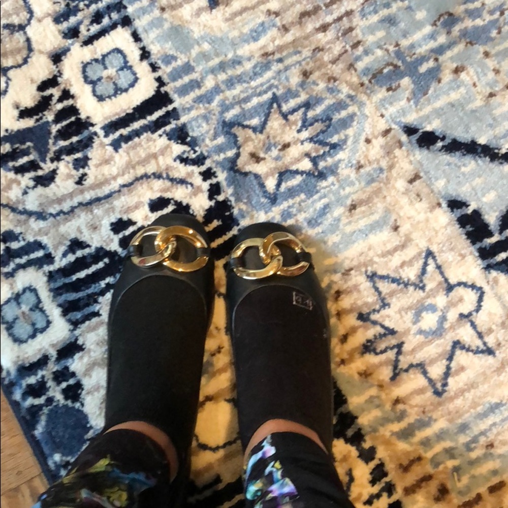 Juicy black flats with gold buckle
